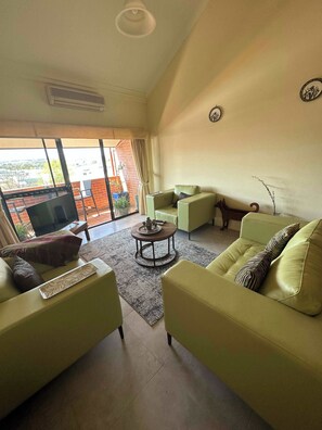 TV, offices - Apartment - Heart of Bathurst, Walk Everywhere! (Bathurst)