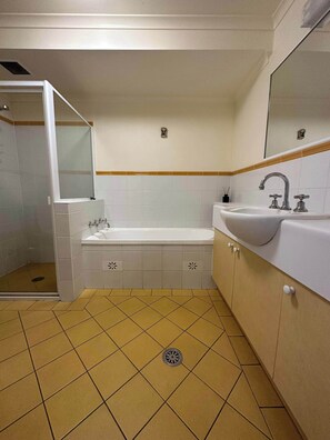 Bathtub, hair dryer, towels - Apartment - Heart of Bathurst, Walk Everywhere! (Bathurst)