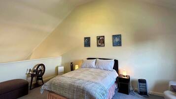 2 bedrooms, desk, iron/ironing board, WiFi