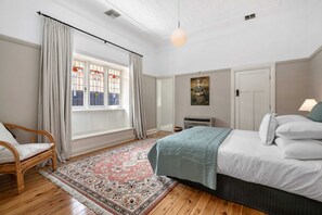 6 bedrooms, desk, iron/ironing board, WiFi