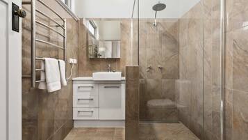 Baignoire, sèche-cheveux, serviettes fournies