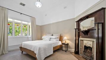 6 bedrooms, desk, iron/ironing board, WiFi