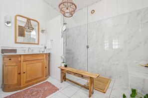 Badewanne, Haartrockner, Handtücher