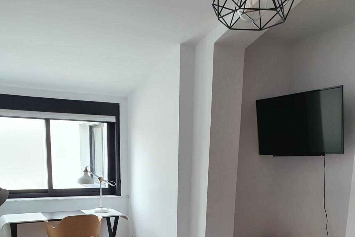 Loft (Chic) | 1 Schlafzimmer, Schreibtisch, laptopgeeigneter Arbeitsplatz