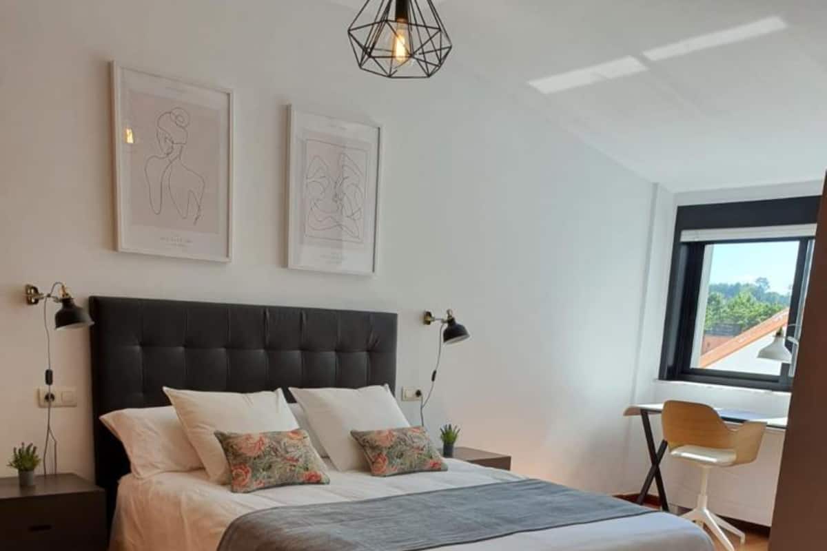 Chic Loft | Desk, laptop workspace, free WiFi, bed sheets