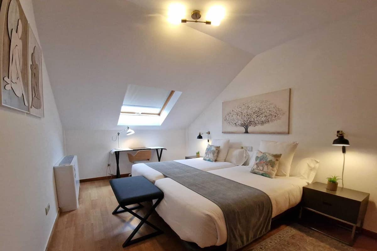 Charming Duplex | Desk, laptop workspace, free WiFi, bed sheets