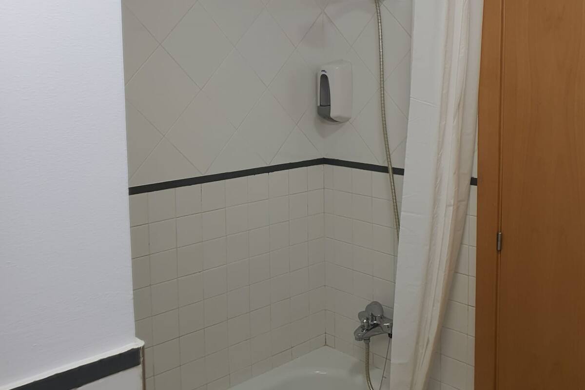 Loft (Chic) | Badezimmer | Haartrockner, Handtücher, Seife, Shampoo