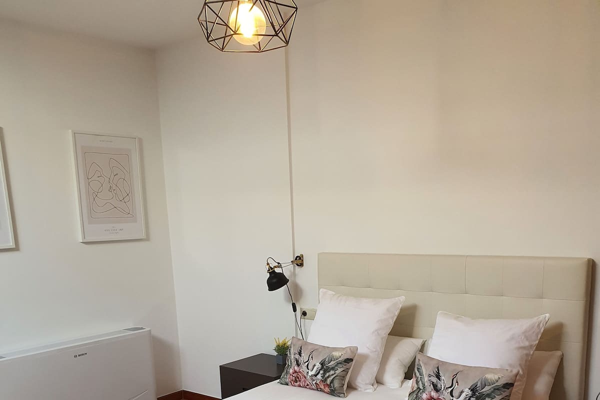 Welcoming Loft | Desk, laptop workspace, free WiFi, bed sheets