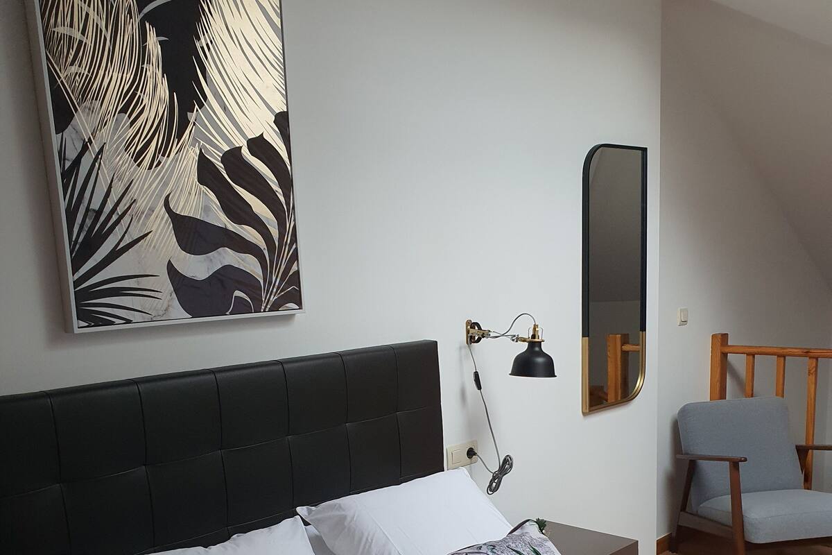 Modern Loft | Desk, laptop workspace, free WiFi, bed sheets