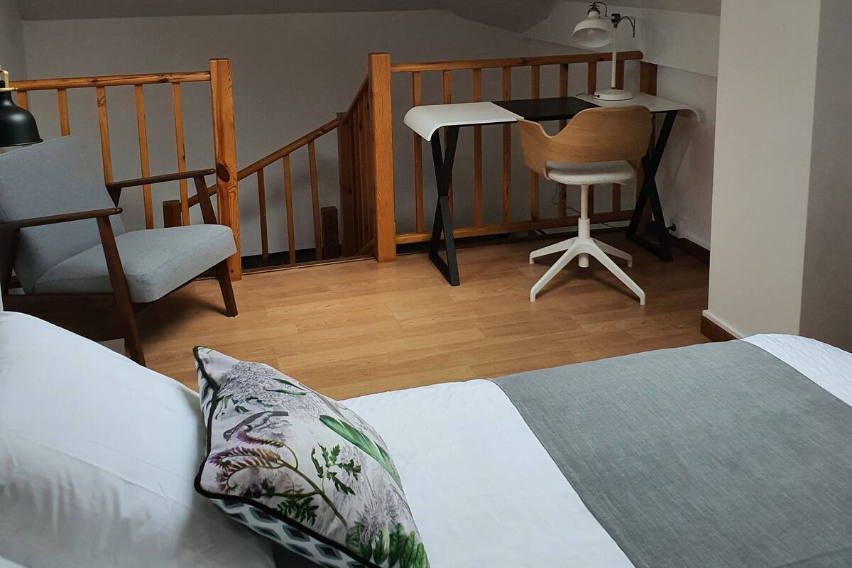 Loft (Modern) | 1 Schlafzimmer, Schreibtisch, laptopgeeigneter Arbeitsplatz