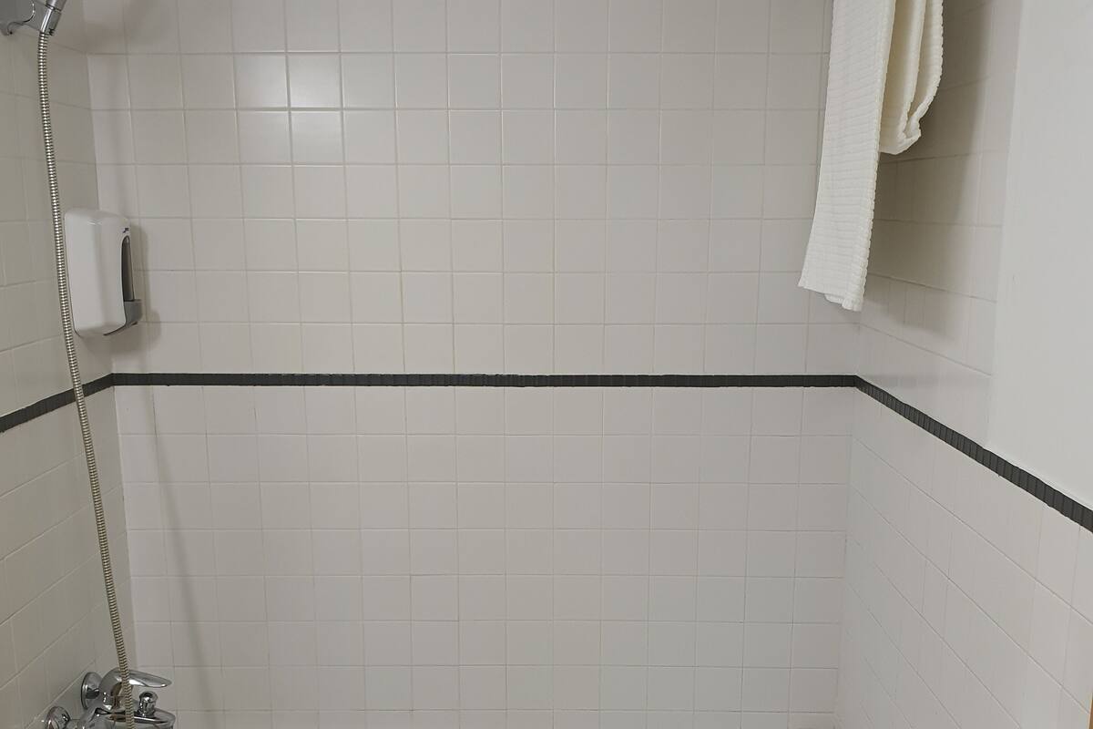 Loft (Modern) | Badezimmer | Haartrockner, Handtücher, Seife, Shampoo