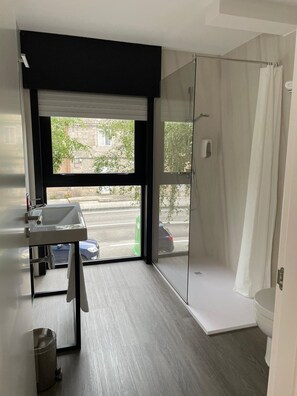 Dupleks (Excellent) | Kamar mandi | Pengering rambut, handuk, sabun, dan sampo