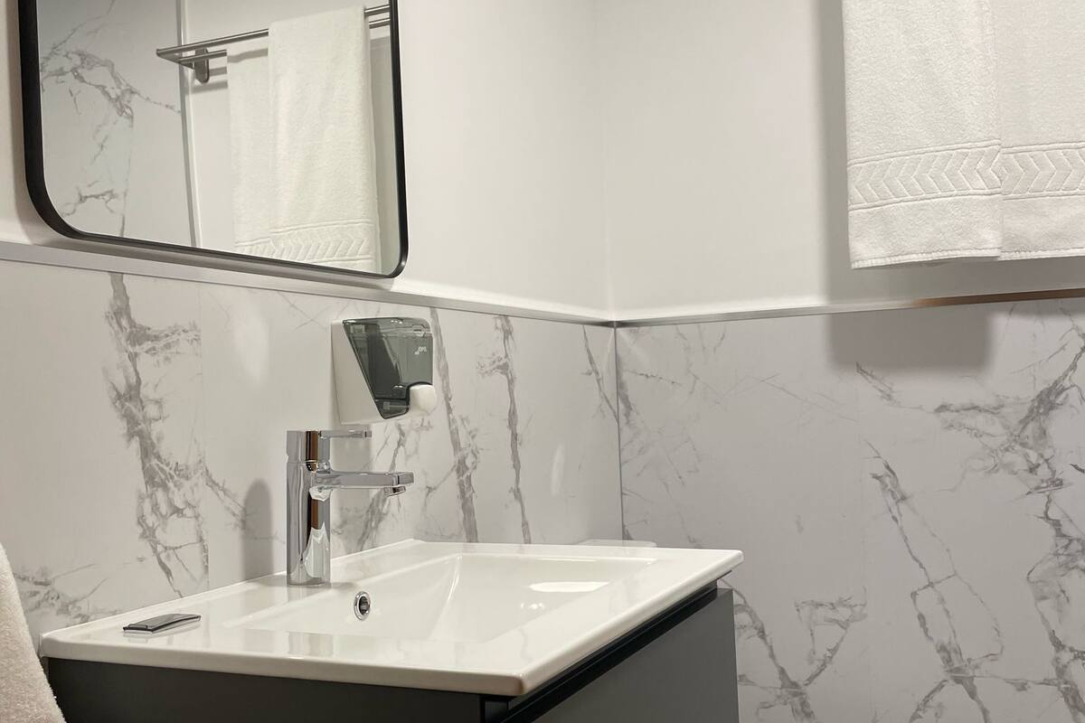 Loft (Smart) | Badezimmer | Haartrockner, Handtücher, Seife, Shampoo