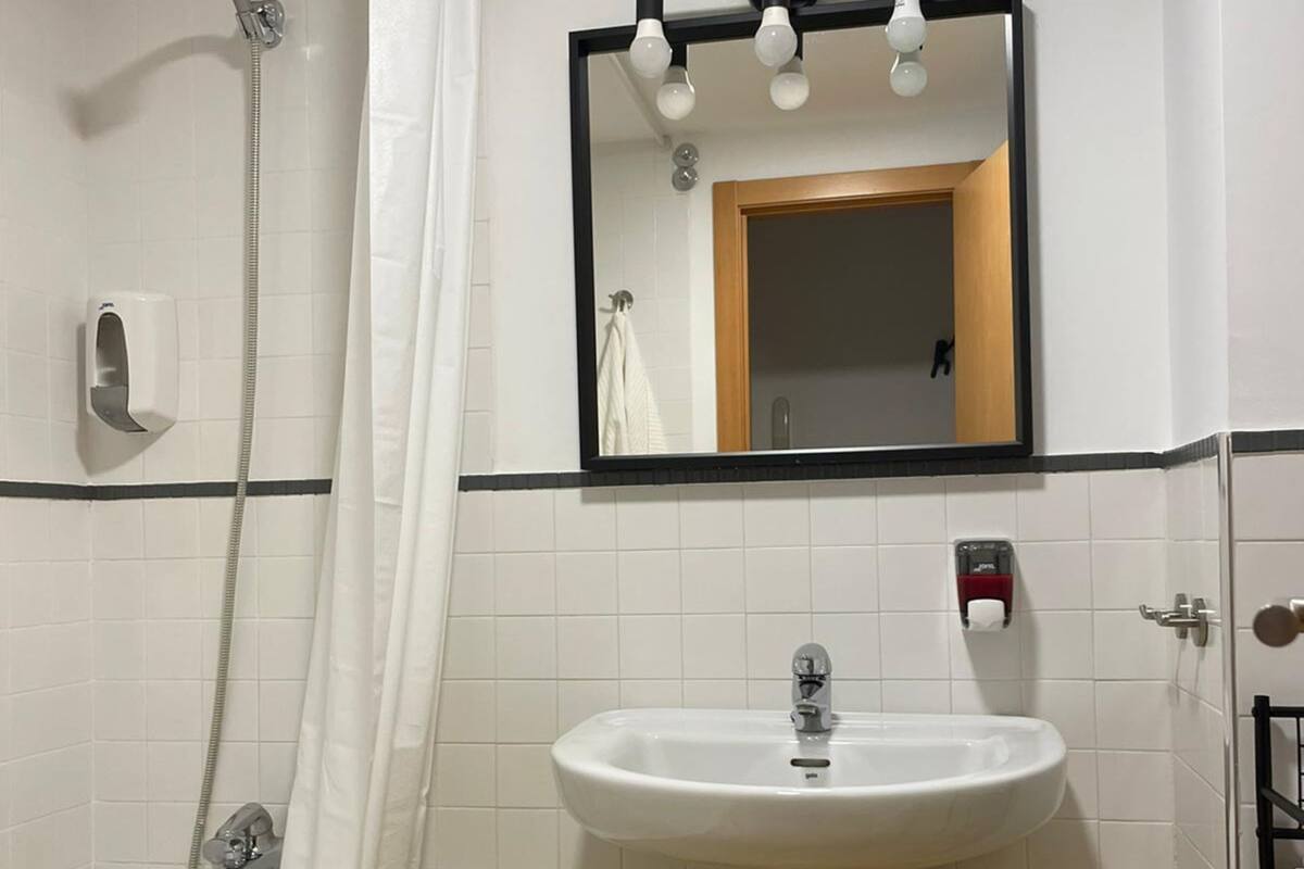 Maisonette (Awesome) | Badezimmer | Haartrockner, Handtücher, Seife, Shampoo