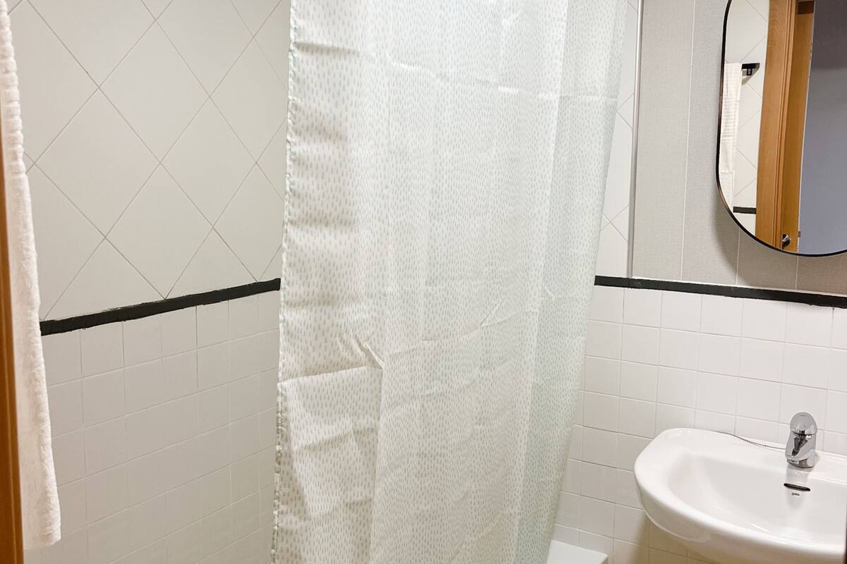 Loft (Nordic Style) | Badezimmer | Haartrockner, Handtücher, Seife, Shampoo