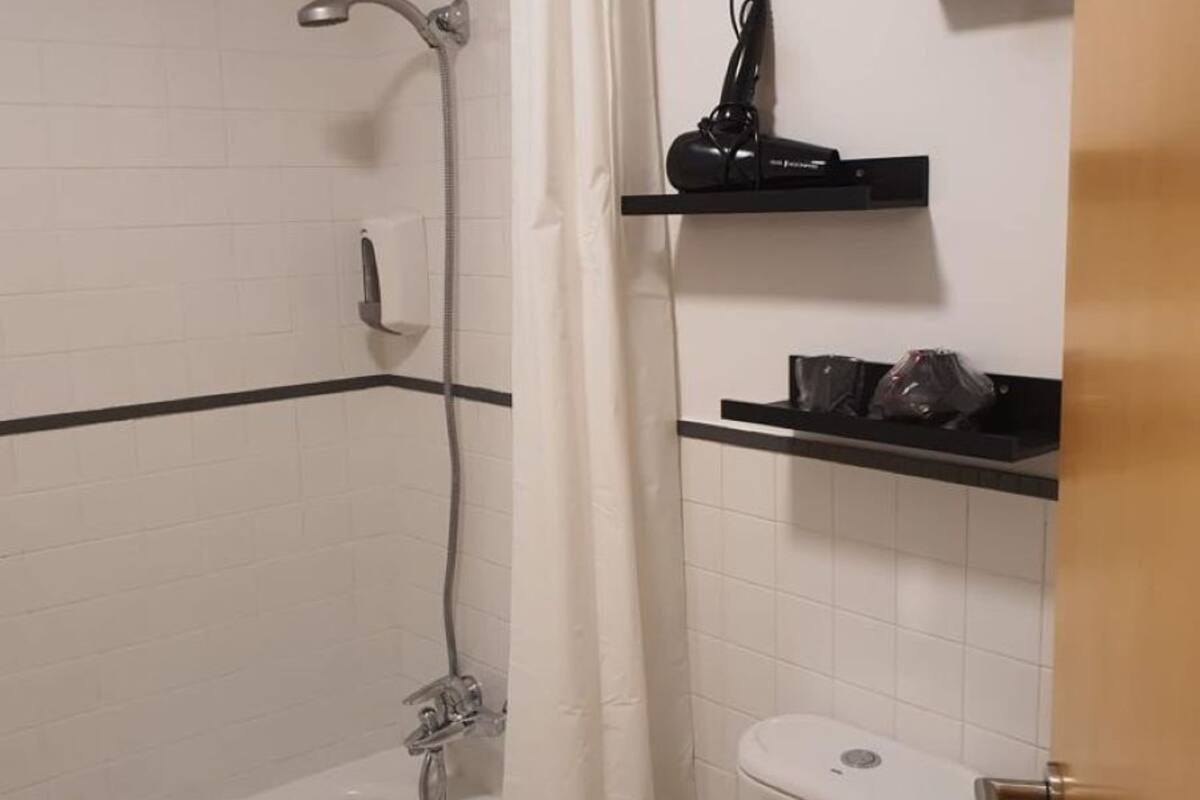 Loft (Lovely) | Badezimmer | Haartrockner, Handtücher, Seife, Shampoo