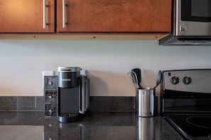 Cafetera y tetera, refrigerador, microondas y horno
