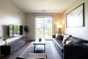 TV, offices - Downtown Apartment with a View (Columbus)
