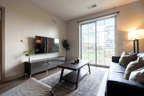 TV, offices - Downtown Apartment with a View (Columbus)
