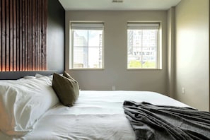 1 bedroom, desk, iron/ironing board, travel crib - Downtown Apartment with a View (Columbus)