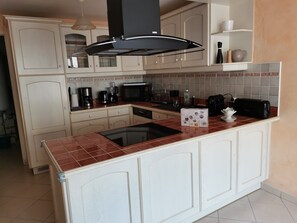 Refrigerador, microondas, horno, placa de cocina