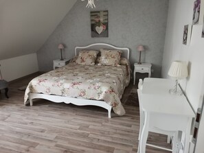 5 Schlafzimmer, Schreibtisch, Bügeleisen/Bügelbrett, Reisekinderbett