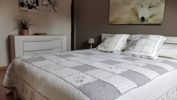 5 slaapkamers, een bureau, een strijkplank/strijkijzer, reisbedje