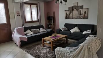 Televisie, een dvd-speler, een tafeltennistafel en boeken