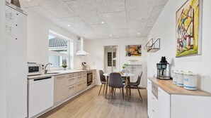 Kaffetrakter/tekoker, kjøleskap, mikrobølgeovn og kokeplater