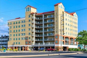 Exterior - Large Three Bedroom Oceanside Condo with a Pool (Ocean City)