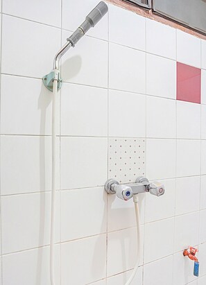 Standard Double Room | Bathroom - Hotel O Lie Mas Hotel (Prigen)