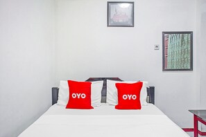 Standard Double Room | Free WiFi, bed sheets - Hotel O Lie Mas Hotel (Prigen)