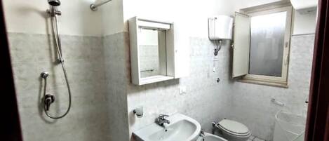 Hårtork, handdukar och toalettpapper