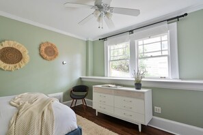 3 makuuhuonetta, työpöytä, silitysrauta/-lauta, Wi-Fi