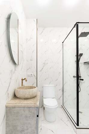 Dusch, hårtork, handdukar och tvål