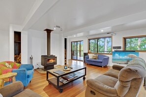 Televisión, chimenea y oficina 