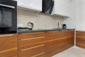 Frigorífico, horno, placa de cocina y lavavajillas