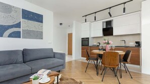 Un apartamento moderno con sala de estar, comedor y kitchenette.