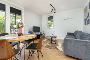 Dining - Elegant Apartment in Krakow | Terrace and Private Parking (Kraków)