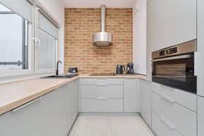 Réfrigérateur, un four, surface de cuisson, lave-vaisselle