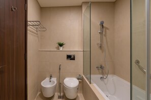 Hårføner, bidé, håndklær og såpe