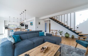 Smart TV, chimenea y estéreo 