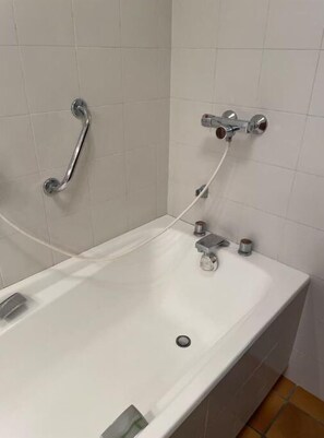 Serviettes fournies, papier toilette