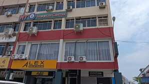 A multi-story building with a sign for 'NT8 Snooker Centre' on the top floor. - Hotel O Hi Inn 2 (Sibu)