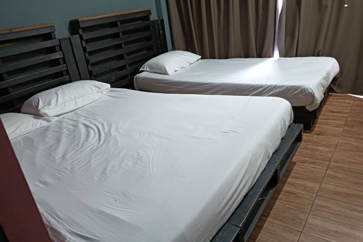 Kamar Triple Deluks | Meja kerja, Wi-Fi gratis, dan seprai linen