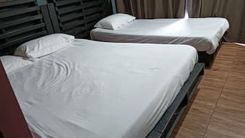 Deluxe Triple Room | 1 bedroom, desk, free WiFi, bed sheets