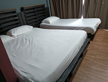 Deluxe Triple Room | 1 bedroom, desk, free WiFi, bed sheets