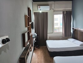 Suíte família | Escrivaninha, Wi-Fi de cortesia, roupa de cama