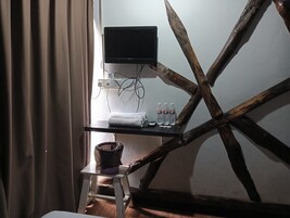 Deluxe Triple Room | Meja, Wi-fi percuma, cadar katil