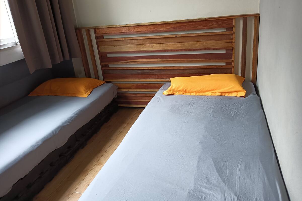 Kamar Twin | Meja kerja, Wi-Fi gratis, dan seprai linen
